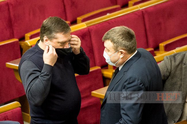 Мисягін у кріслі прем’єра, Яценко і Качура за колоною, краплі Кабанова і поцілунок слуг народу Марченко і Стефанчука, - робота ВР 18 грудня 02