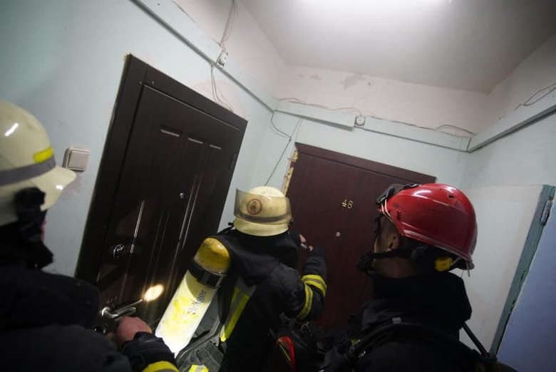 Влучення ВНП військ РФ у багатоповерхівку в Києві: 8 людей травмовано, 20 врятовано, 150 евакуйовано, є загроза руйнування будинку 11