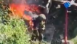 дрон влучає у окупанта охопленого вогнем
