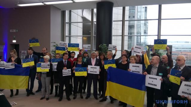 Флешмоб на підтримку України пройшов в Європарламенті 01