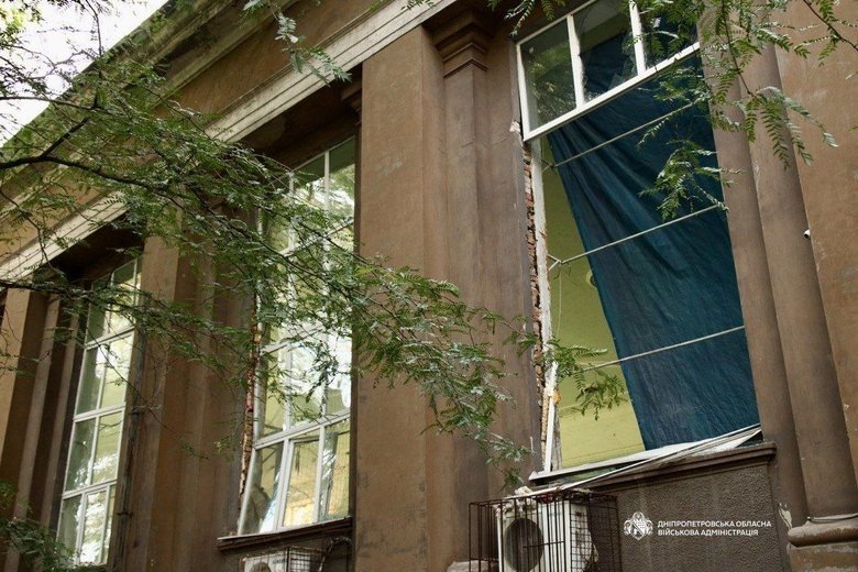 Внаслідок нічної атаки на Дніпро зафіксовано пожежу на підприємстві, одну людину поранено
