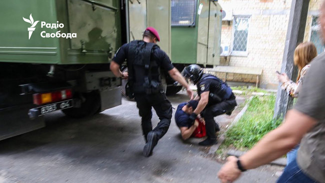 На акції в підтримку Стерненка поліція побила активіста ногами 03