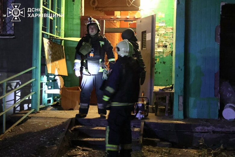 Рятувальники на місці влучання у Харкові