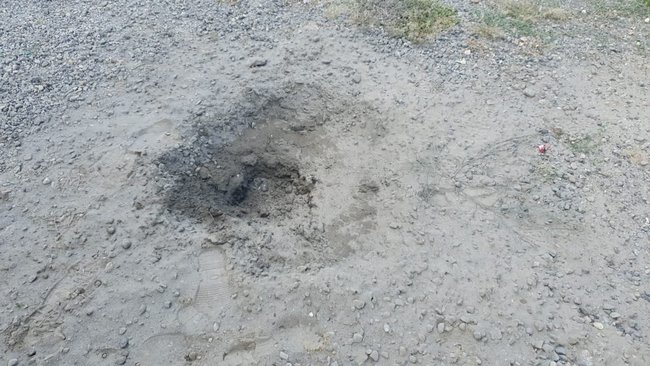 Повреждено админздание и автомобиль, ранен мирный житель, - последствия российского минометного обстрела н.п. Счастье 02