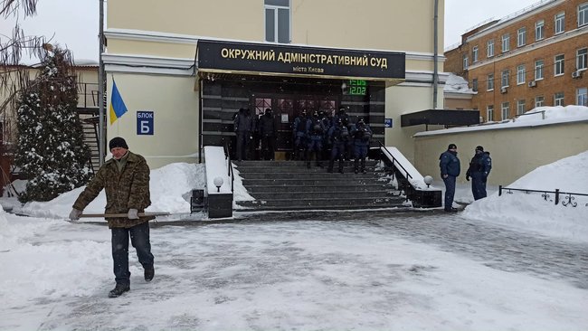 Який на#уй Московський? і Зеленський, закрий суд: активісти пікетували Окружний адмінсуд Києва 03