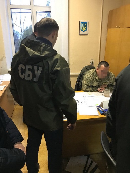 СБУ на Буковине задержала на взятке заместителя военкома 03
