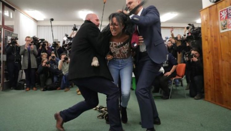 "Земан - повія Путіна" - на виборчій дільниці на президента Чехії накинулася активістка Femen.ФОТО+ ВIДЕО