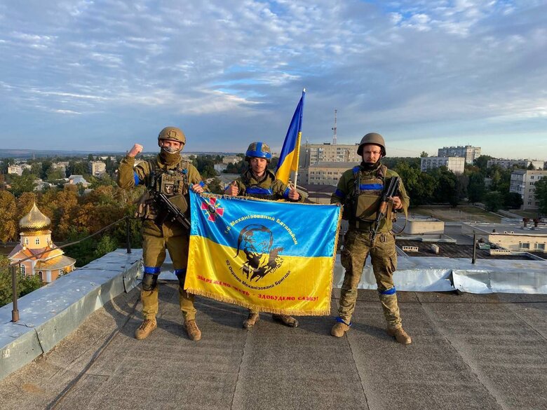 ЗСУ підняли український прапор над міськрадою у Куп’янську 01