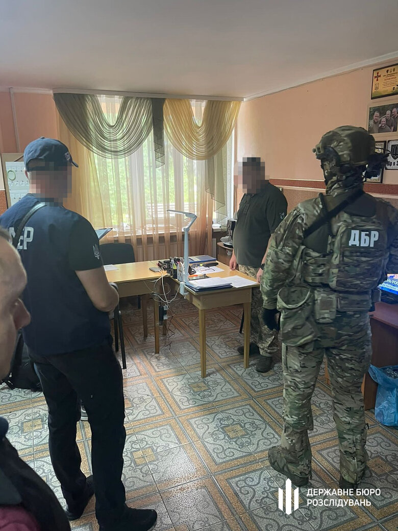 Рідню очільників Івано-Франківська та місцевих футболістів фіктивно зарахували на службу, - ДБР 06