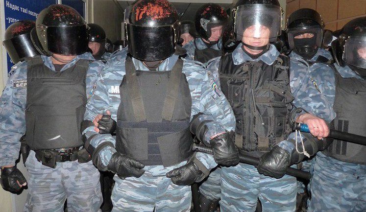 Berkut Special Forces Stormed Kaniv District Commission, Beat Protesters and Stole the Seal
