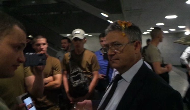 Клей, яйца и зеленка: правые организации сорвали "Форум объединения патриотических сил" из-за связи организаторов с Медведчуком. ФОТОрепортаж+ВИДЕО