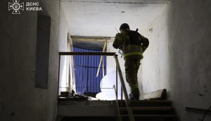 Уламки БпЛА впали на будинок у Солом’янському районі Києва. ФОТОрепортаж