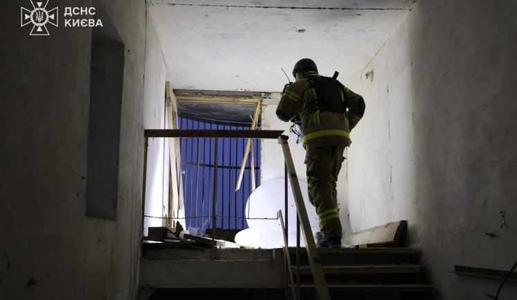 Уламки БпЛА впали на будинок у Солом’янському районі Києва. ФОТОрепортаж