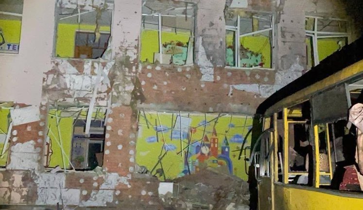 На Чернігівщині дрони РФ трьома "геранями" знищили Авдіївський ліцей. ФОТОрепортаж