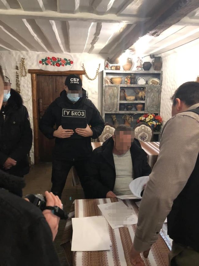На Киевщине руководитель предприятия Государственной уголовно-исполнительной службы задержан при попытке дать прокурору 70 тыс. грн взятки 02