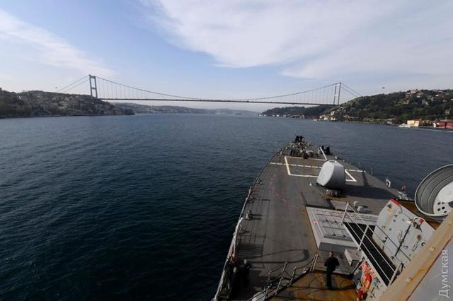 Американский ракетный эсминец вошел в Черное море 01