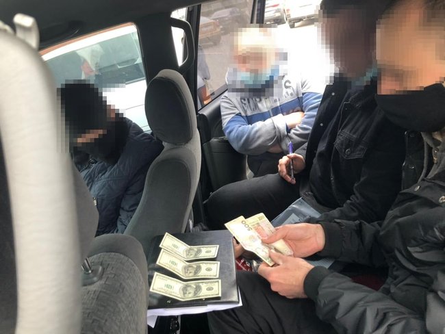 Группа фальшивомонетчиков, сбывавшая поддельные доллары, задержана в Житомире, - прокуратура 02