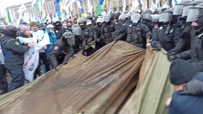 ФОПы попытались установить палатки на Майдане Незалежности: между митингующими и правоохранителями произошли стычки 20
