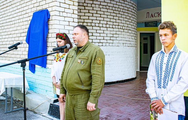 Меморіальну дошку загиблому на Донбасі матросу Денисові Юшку відкрили на Миколаївщині 03