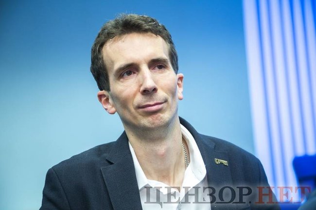 Віктор Плахута: На базі профільного комітету з питань нацбезпеки розроблений закон про оборонні закупівлі, інша версія закону існує на майданчику Офісу президента. Чи буде зареєстровано обидва – не знаємо 01