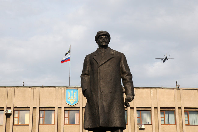 Військовий фотограф Анатолій Степанов: Авдіївка. Лежить пенсіонер, мертвий, придавлений плитою. Дядько Коля всю війну пережив, а тут братики постаралися 16