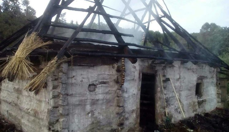 У Національному музеї народної архітектури та побуту в Пироговому згорів один із будинків експозиції, - ДСНС. ФОТО