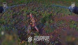 дрон атакує росіянина