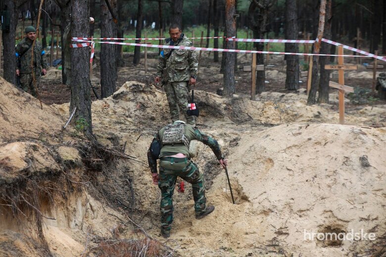 У визволеному Ізюмі виявили масове поховання на 440 тіл, - поліція 11
