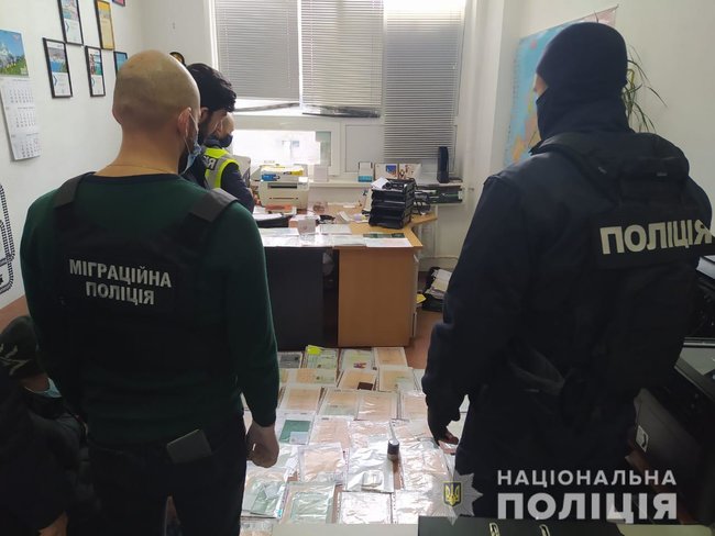 Полиция разоблачила схему незаконной легализации иностранцев на территории Украины: среди организаторов экс-сотрудник Миграционной службы 01