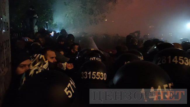 Под Шевченковским судом - столкновения с полицией 11