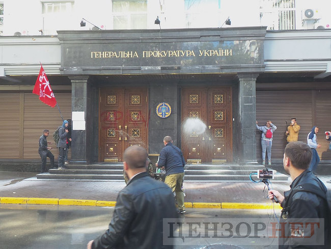 Під час мітингу під ГПУ проти екстрадиції в РФ Тумгоєва сталися сутички: мітингувальники бють вікна, їх у відповідь поливають водою зі шлангів 43