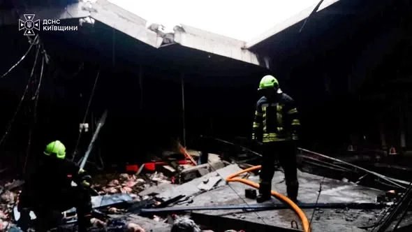 На Київщині російський удар спричинив пожежу на птахофабриці
