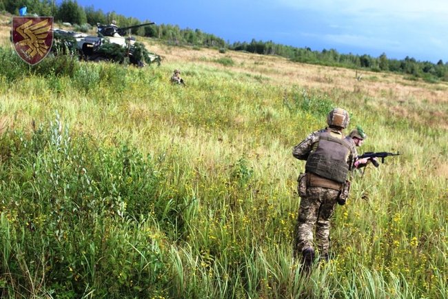 Житомирские десантники проводят учения с боевой стрельбой 06