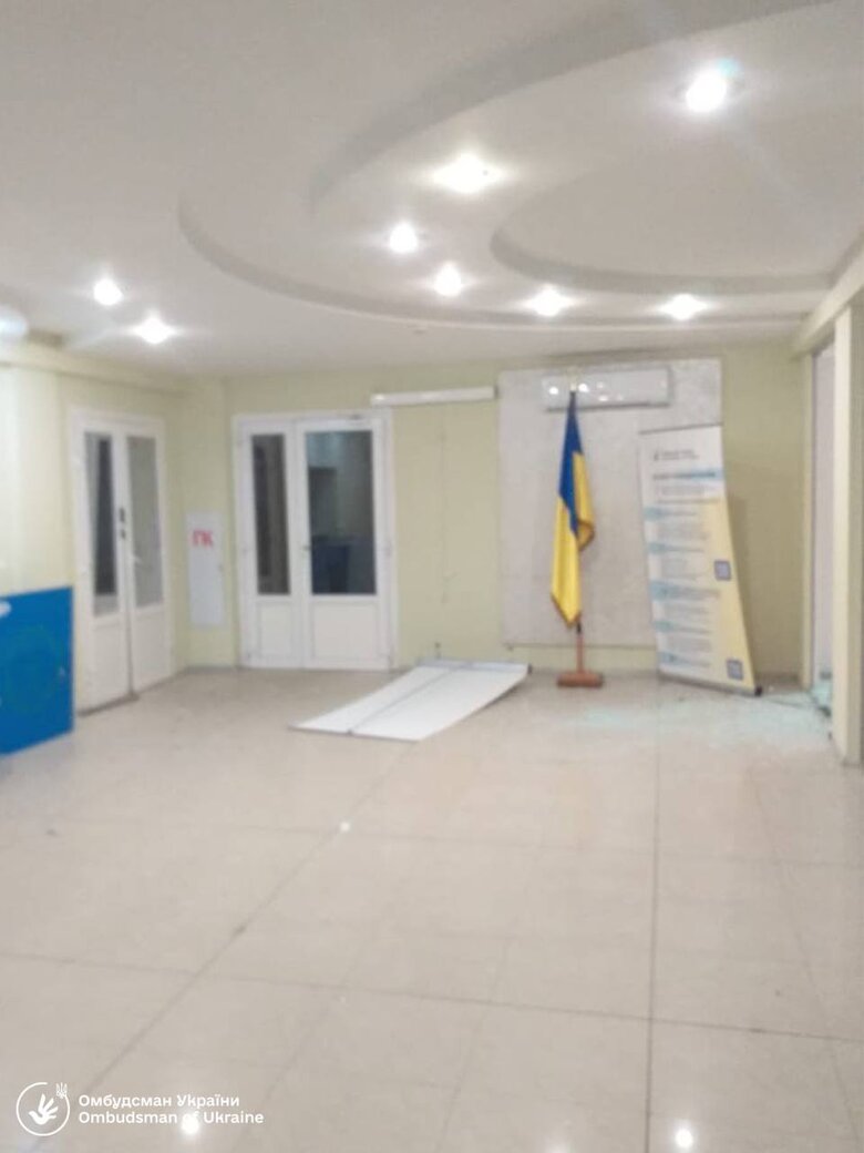 У Херсоні внаслідок влучання Шахеда пошкоджено будівлю, де розміщується представництво омбудсмана 01