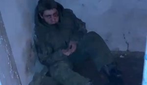 Російський командир гамселить підлеглого і мотивує його до бою: "Какой "триста", бл#дь!? Какая рука-нога нах#й!? Обнулим прям тут! Ты че, г#ндон!". ВIДЕО