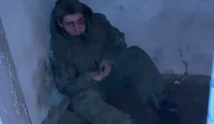 Російський командир гамселить підлеглого і мотивує його до бою: "Какой "триста", бл#дь!? Какая рука-нога нах#й!? Обнулим прям тут! Ты че, г#ндон!". ВIДЕО