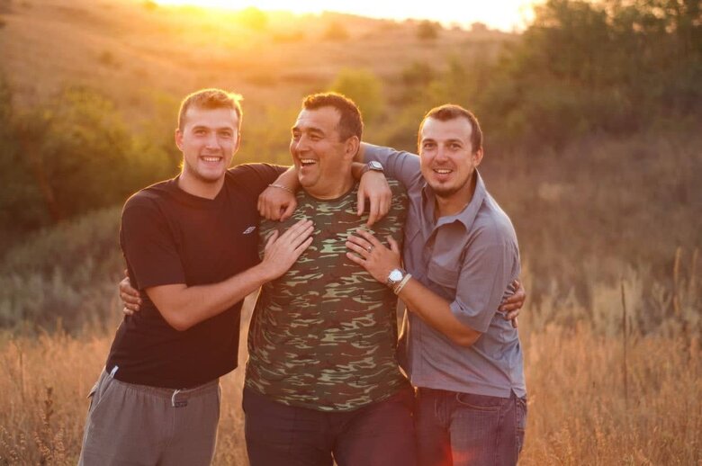 Потерял обоих родителей в Мариуполе: тело отца нашли в доме, а маму взрывной волной выбросило с 8 этажа – история 33-летнего тренера по плаванию Алексея Снежко 03