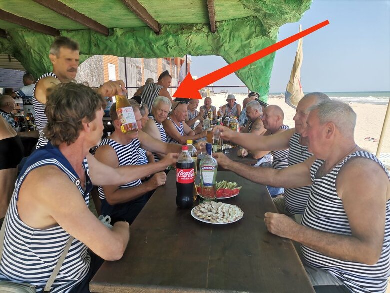 Всё нутро вылезло во время оккупации: идентифицированы предатели, которые на Запорожье праздновали вместе с россиянами день ВМФ РФ 04