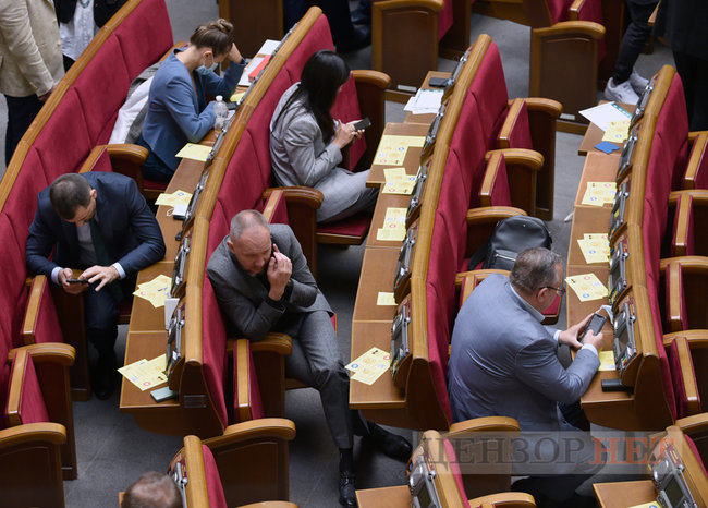 Усі обіймаються та обмінюються любязностями, Тимошенко шепочеться, Порошенко задумливий, Разумков розводить руками, - день роботи Ради 7 вересня 23