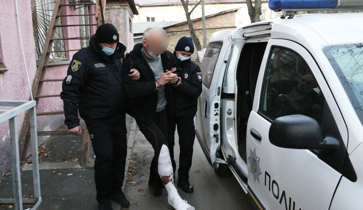Бізнесмен під Києвом підстрелив грабіжника, який вдерся до його будинку. За кривавими слідами знайшли схованку зловмисника на дереві. ВІДЕО+ФОТОрепортаж