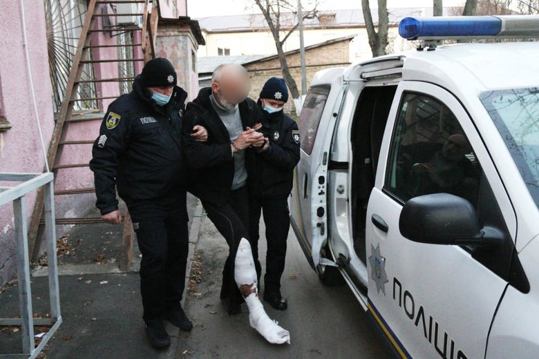 Бізнесмен під Києвом підстрелив грабіжника, який вдерся до його будинку. За кривавими слідами знайшли схованку зловмисника на дереві 01