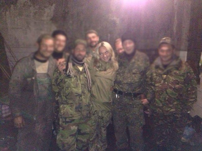 Відомий волонтер, водій-санітар 54 ОРБ Вікторія Шинкаренко: Перші три тепловізори ми передавали на Савур-Могилу. І після чергового штурму нам передзвонили і сказали, що хлопці з ним спали в обіймах, бо вони досі не бачили такого обладнання - це дуже надихало 13