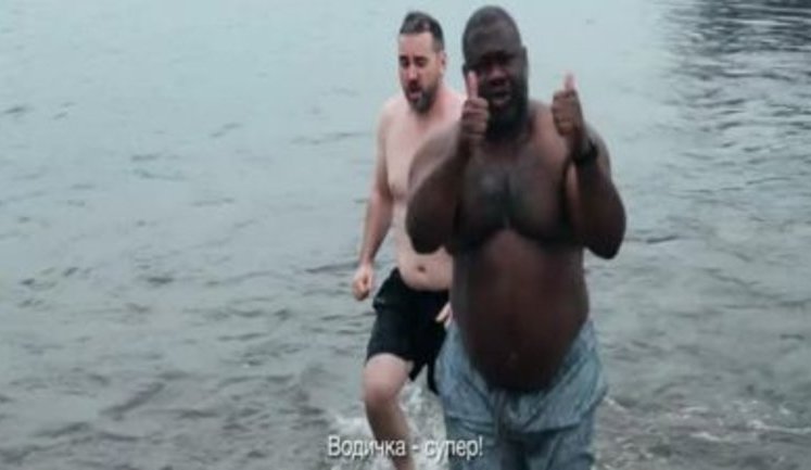 "Водичка - супер!" - сотрудники посольства США в Украине приняли участие в крещенских купаниях. ВИДЕО