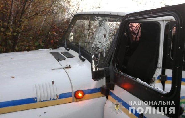 Щонайменше 200 копачів бурштину в балаклавах і з кийками пошкодили три поліцейські автомобілі на Рівненщині 01