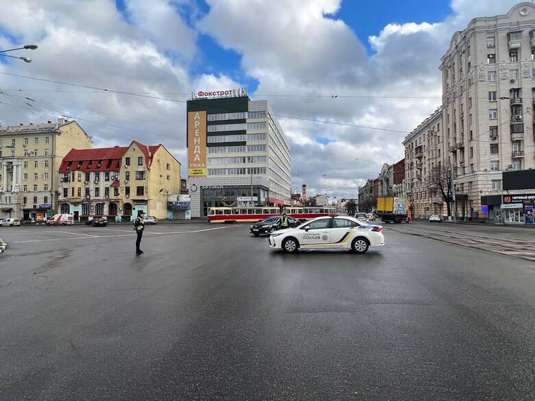 На території АЗК у Харкові вибухнула та спалахнула автівка 03