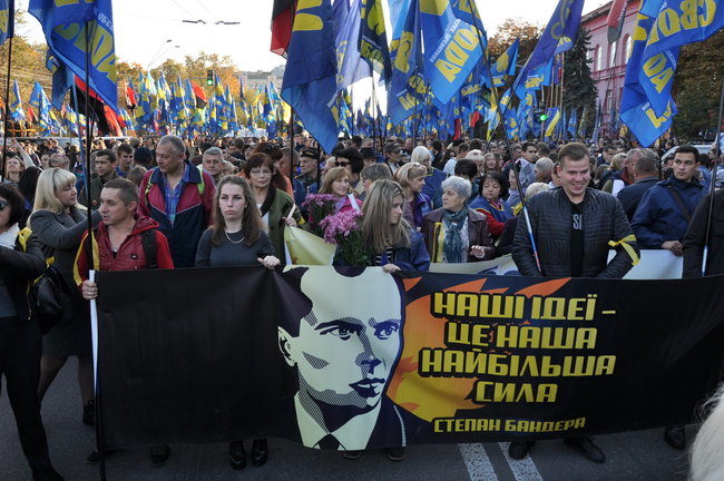 Националисты провели в центре Киева Марш УПА 02