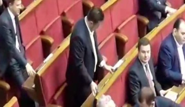 Нардеп от "Видродження" Яценко кнопкодавит в Раде: проголосовал за себя и пятерых коллег. ВИДЕО