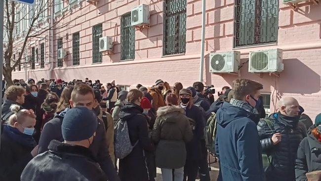 Человек не стекло, его не заменишь: У стен Печерского райсуда проходит акция в поддержу задержанного под ОП Сорда 01 Человек не стекло, его не заменишь: У стен Печерского райсуда проходит акция в поддержу задержанного под ОП Сорда 01