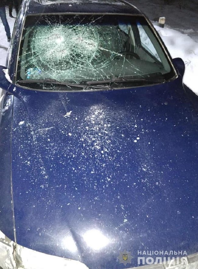 Избиение журналистов и изрубленный топором автомобиль: открыто уголовное производство, девять охранников доставлены в полицию для дачи объяснений 02 Избиение журналистов и изрубленный топором автомобиль: открыто уголовное производство, девять охранников доставлены в полицию для дачи объяснений 02
