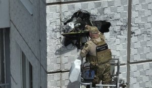 "Шахед" застрял в стене 15-го этажа многоэтажки в Одессе: полицейские обезвредили 50-килограммовую боевую часть, которая не взорвалась. ВИДЕО+ФОТО